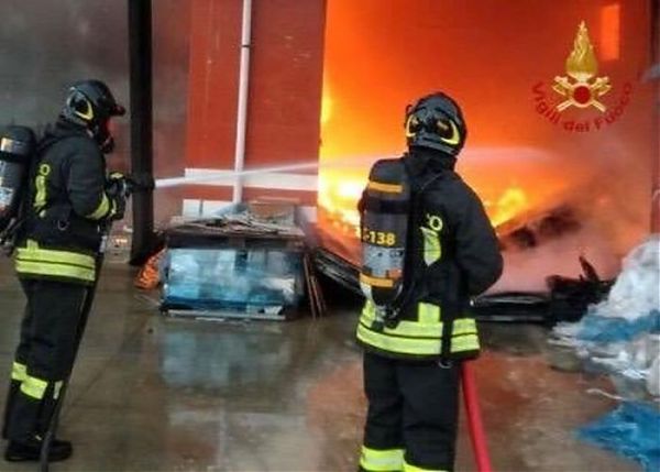 AUTISTA DA’ FUOCO A BUS CON SCOLARESCA NEL MILANESE, FERMATO