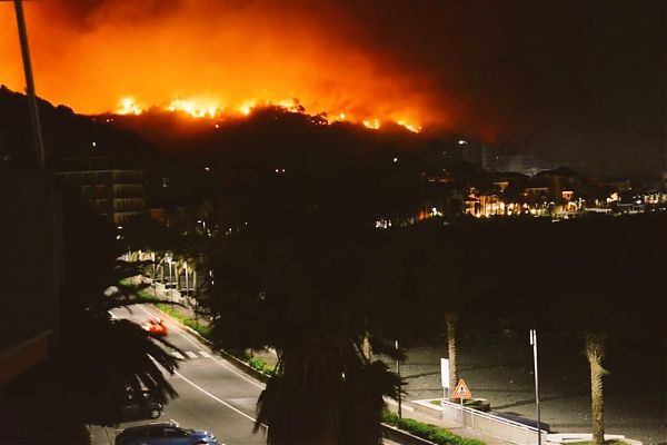 VASTO INCENDIO NEL GENOVESE, CASE EVACUATE E CHIUSO TRATTO A10