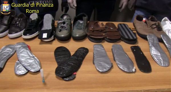 SEQUESTRATI A FIUMICINO 5 KG DI COCAINA PURISSIMA, ARRESTATE 4 DONNE