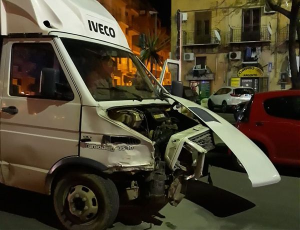 PALERMO, TRE VENTENNI FERITI NELLO SCONTRO FRA UN’AUTO E UN FURGONE