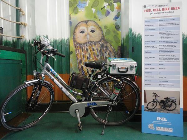 UNA BICI ELETTRICA “A IDROGENO” ALLA PARATA DEI MEZZI ECOLOGICI