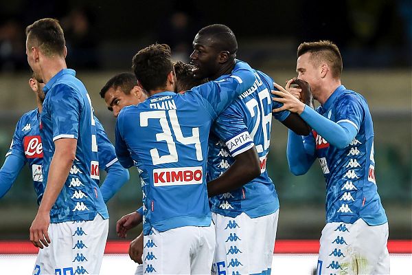 CALCIO: SERIE A. NAPOLI VINCE E RINVIA FESTA JUVE, CHIEVO IN B