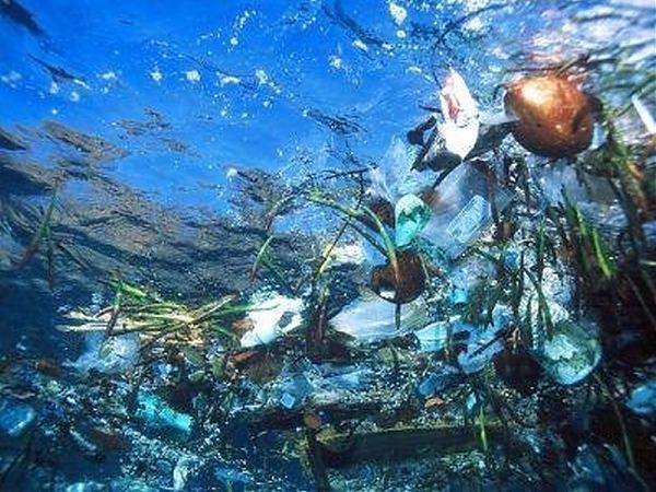 RIFIUTI PLASTICI IN MARE,PESCATORI FIUMICINO NE RACCOLGONO 1 TONNELLATA