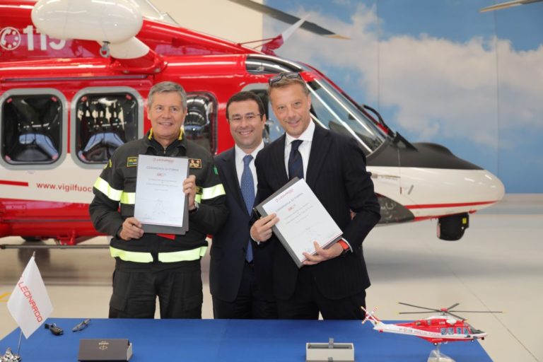 LEONARDO CONSEGNA PRIMI 2 ELICOTTERI AW139 A VIGILI DEL FUOCO