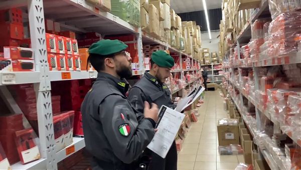 PASQUA: SEQUESTRATI A ROMA OLTRE 9 MLN ARTICOLI PERICOLOSI