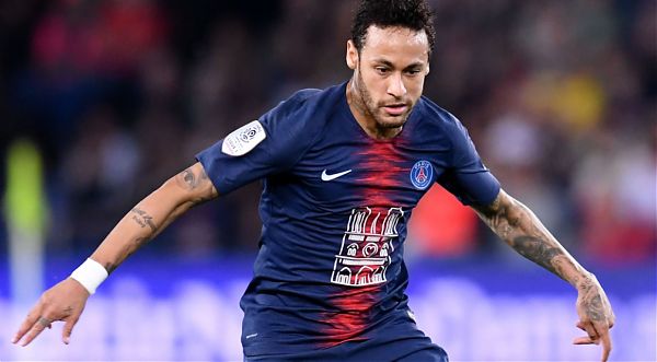 CALCIO: FRANCIA. TIFOSO LO INSULTA, NEYMAR GLI DÀ MANATA IN FACCIA