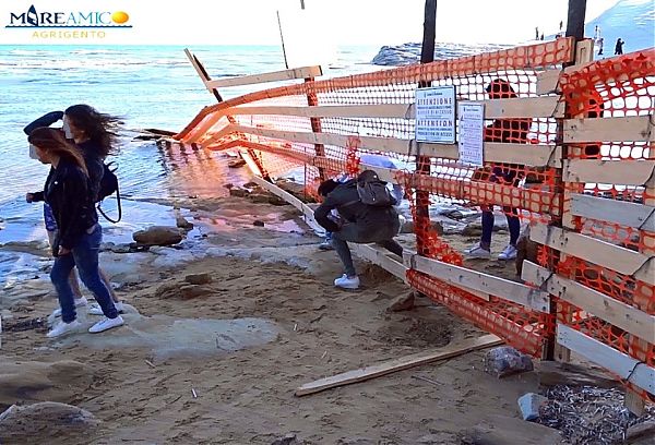 SCALA DEI TURCHI, TURISTI SFONDANO TRANSENNE PER VISITARE SITO