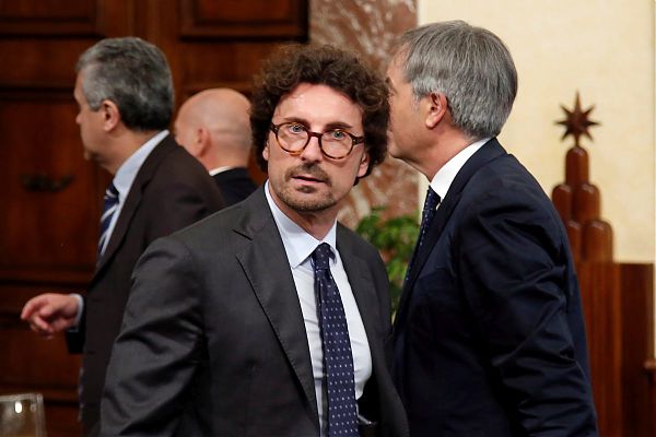 TONINELLI “MI AUGURO SIRI FACCIA PASSO INDIETRO PRIMA DEL CDM”