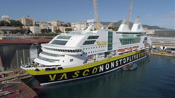 NAVE GNV PERSONALIZZATA CON IMMAGINE VASCO ROSSI