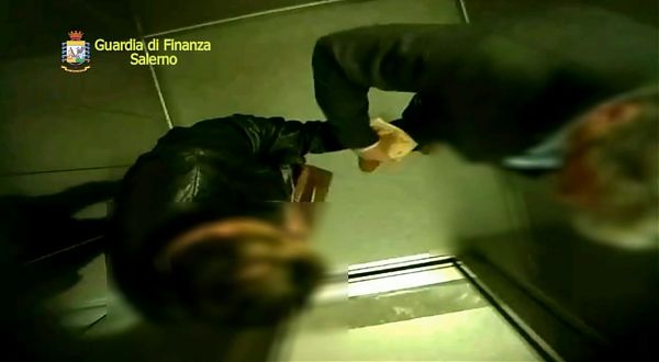 SALERNO: CORRUZIONE IN ATTI GIUDIZIARI, 14 ARRESTI