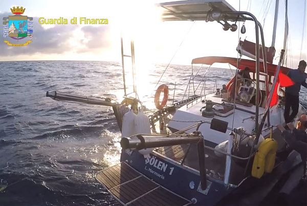 SEQUESTRATI 5,4 TONNELLATE DI HASHISH NEL CANALE DI SICILIA