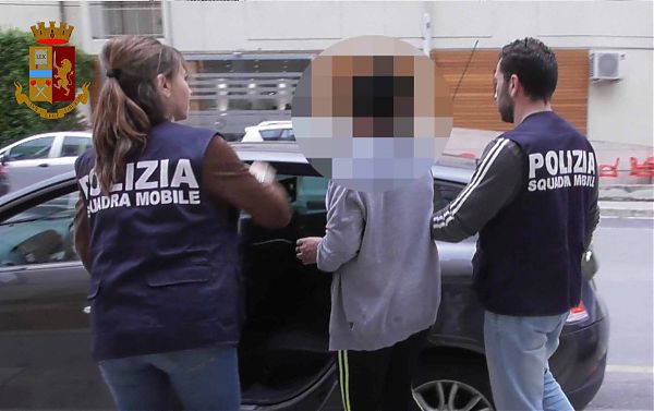MADRE FACEVA PROSTITUIRE LA FIGLIA 13ENNE, 5 ARRESTI NEL RAGUSANO