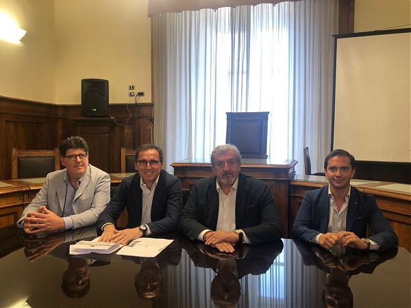 EX ILVA, EMILIANO A GOVERNO PRONTI A SCONTRO FRONTALE