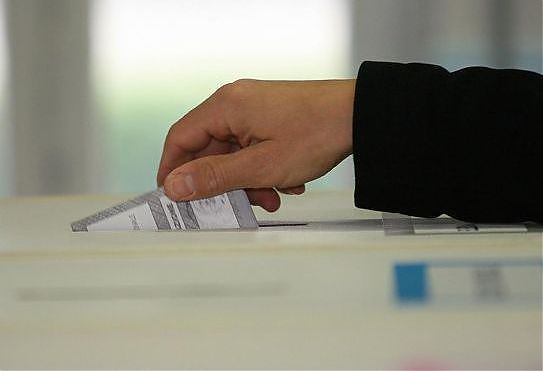 BALLOTTAGGI, CENTRODESTRA E CENTROSINISTRA SI SPARTISCONO LA POSTA