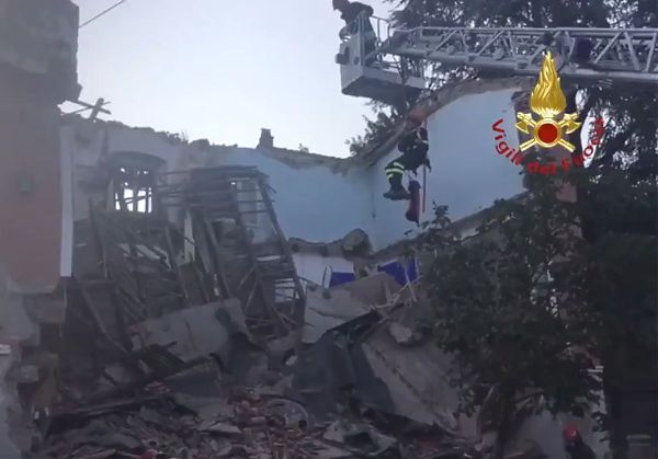 A GORIZIA CROLLA PALAZZINA, SI CERCANO 3 PERSONE