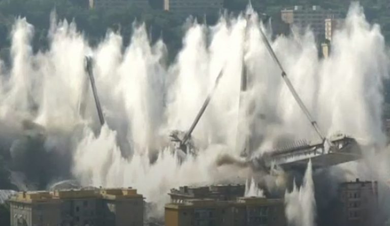 GENOVA, DEMOLITO MONCONE DEL PONTE MORANDI