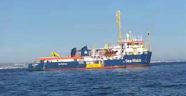 LA SEA WATCH ATTRACCA A LAMPEDUSA, ARRESTATA LA CAPITANA