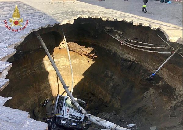 NEL NAPOLETANO SI APRE VORAGINE NELLASFALTO, SPROFONDA AUTOCOMPATTATORE