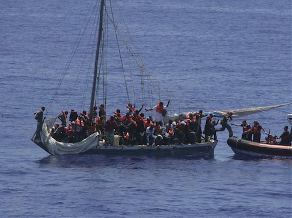 NAUFRAGIO AL LARGO DELLE COSTE TUNISINE, 80 DISPERSI