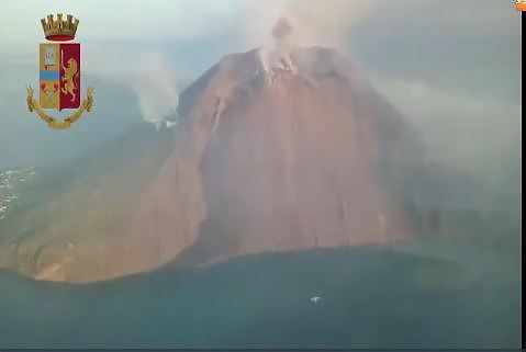 A STROMBOLI IL LIVELLO DI ALLERTA SALE DA VERDE A GIALLO