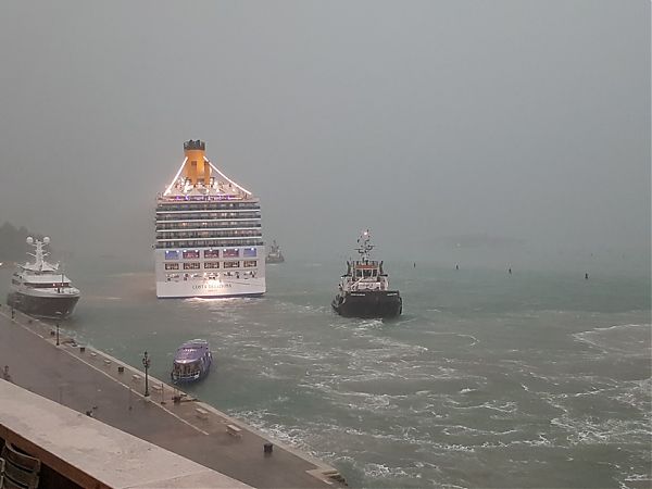 NAVE DA CROCIERA SBANDA A VENEZIA E RISCHIA INCIDENTE