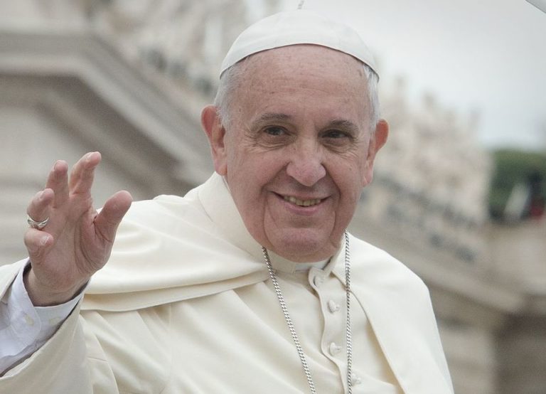PAPA “I MIGRANTI DEVONO ESSERE AIUTATI, NESSUNO PUO’ ESIMERSI”