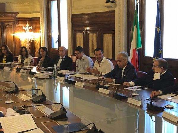 LE NAVI DELLA MARINA E DELLA GUARDIA DI FINANZA A DIFESA DEI PORTI