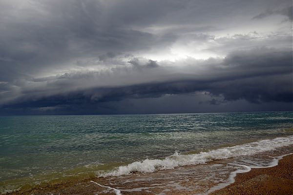 MALTEMPO SULLA COSTA ADRIATICA, SPIAGGE DISTRUTTE E TURISTI IN FUGA