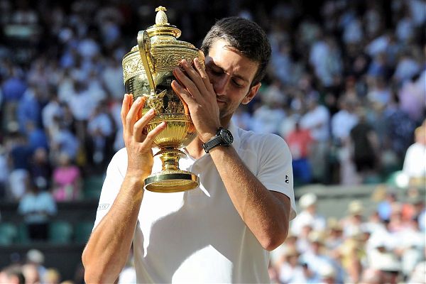 SPETTACOLO A WIMBLEDON, DJOKOVIC BATTE FEDERER IN FINALE