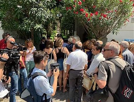 FOLLA PER L’ULTIMO SALUTO A CAMILLERI AL CIMITERO ACATTOLICO DI ROMA