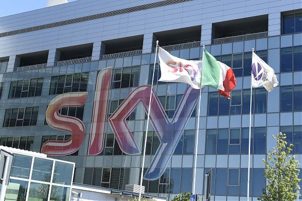 SCOPERTA PIATTAFORMA PIRATA CON CANALI SKY