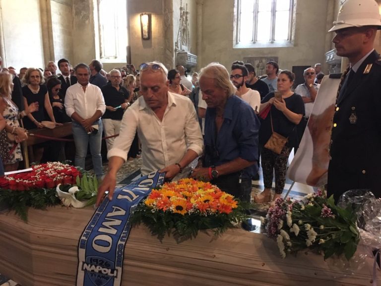 FOLLA E COMMOZIONE A NAPOLI PER ADDIO A DE CRESCENZO