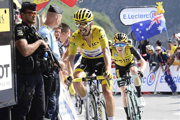 SIMON YATES BRILLA SUI PIRENEI, ALAPHILIPPE TREMA MA RESTA IN GIALLO