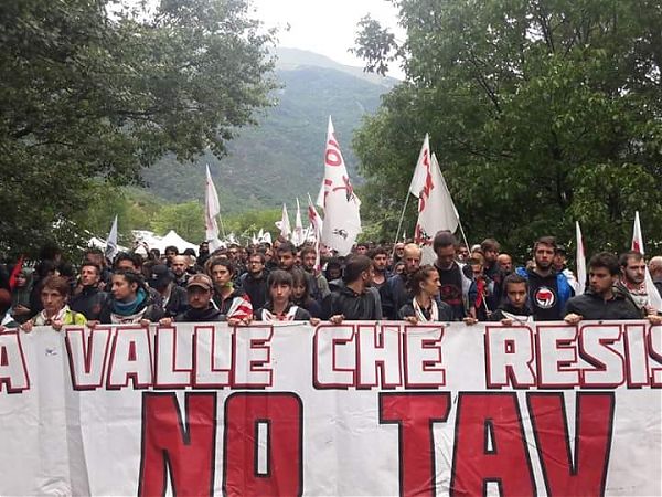AL VIA MARCIA “NO TAV” SOTTO LA PIOGGIA
