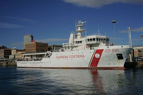 IMMIGRAZIONE, NAVE GREGORETTI DAVANTI AL PORTO DI CATANIA