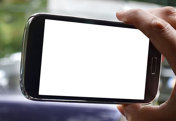 INCOLLATI ALLO SMARTPHONE ANCHE D’ESTATE, È ALLARME VISTA