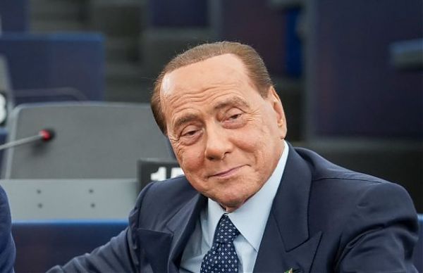 PAPERONIITALIA,BERLUSCONI BATTE ARMANI E DEL VECCHIO MA SOLO SUI MEDIA