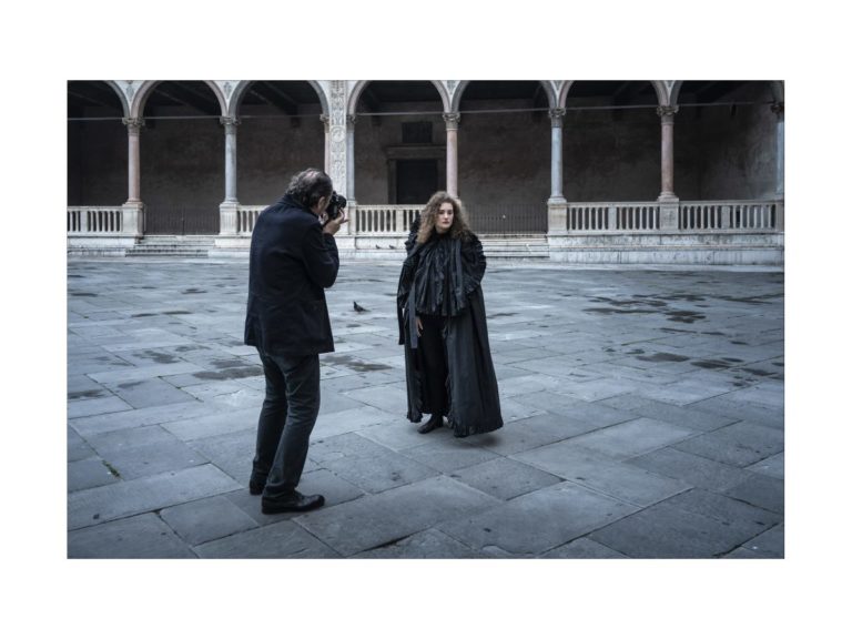 “CERCANDO GIULIETTA”, IL CALENDARIO PIRELLI SVELA IL BACKSTAGE