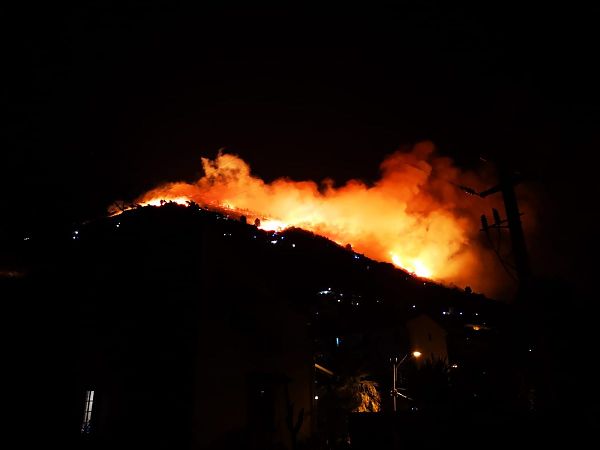 VASTO INCENDIO NEL PALERMITANO, DECINE DI SFOLLATI