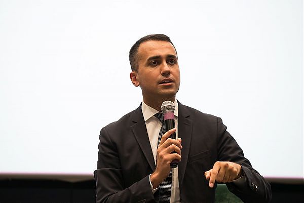 DI MAIO A SALVINI “CORAGGIO, TAGLIA 345 POLTRONE E POI VOTIAMO”