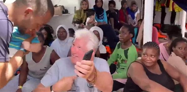 RICHARD GERE A LAMPEDUSA, “BASTA CON LA DEMONIZZAZIONE DEI MIGRANTI”
