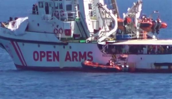 OPEN ARMS, 8 SBARCATI MA CRESCE LA TENSIONE