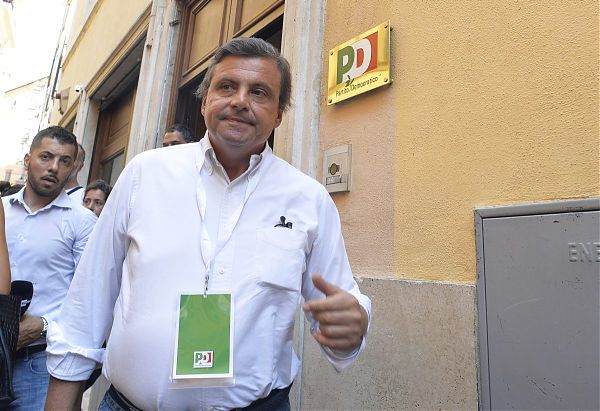 CALENDA LASCIA IL PD “NON POSSO ACCETTARE L’INTESA CON I 5 STELLE”