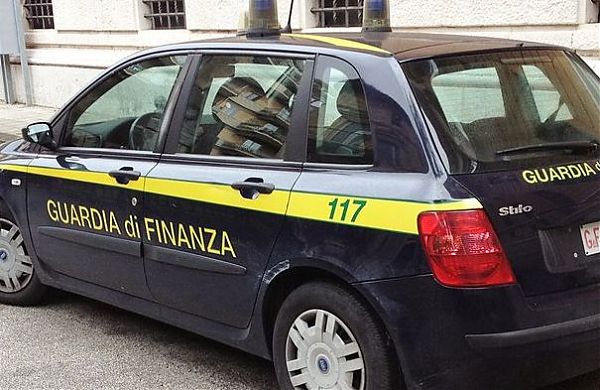 SEQUESTRATI OLTRE 75 MILA CAPI CONTRAFFATTI A ROMA, TRE DENUNCE