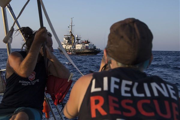 MIGRANTI, “ELEONORE” FORZA DIVIETO INGRESSO E SI DIRIGE A POZZALLO