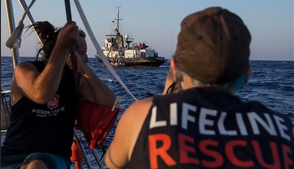 MIGRANTI, LA NAVE “ELEONORE” VERSO POZZALLO. SARA’ SEQUESTRATA