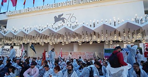 VENEZIA, AMBIENTALISTI OCCUPANO RED CARPET “SALVIAMO PIANETA”