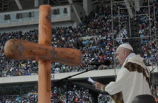 PAPA FRANCESCO “LOTTARE CORRUZIONE E CREARE OCCUPAZIONE”