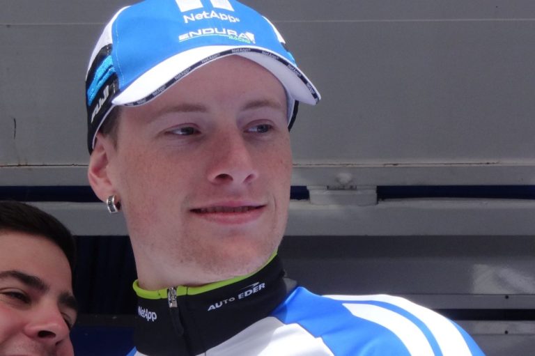 BIS BENNETT NELLA PIOGGIA, YATES RESTA IN MAGLIA ROSA