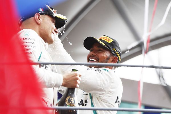 HAMILTON VINCE CON STRATEGIA A UNA SOSTA SUPERSOFT-SOFT